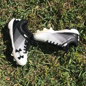 Under Armour boys baseball cleats